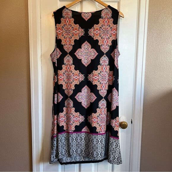 Haani Pink and Black A-line Dress with V-neck Sleeveless Design - Picture 4 of 5